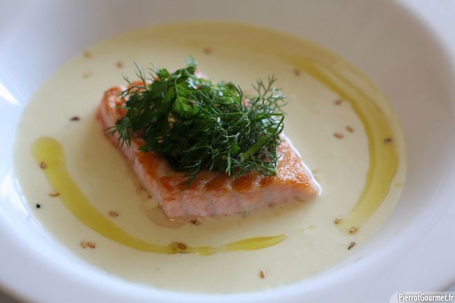 Un saumon Mi-cuit, sur une crème de pomme de terre et une salade d'herbes